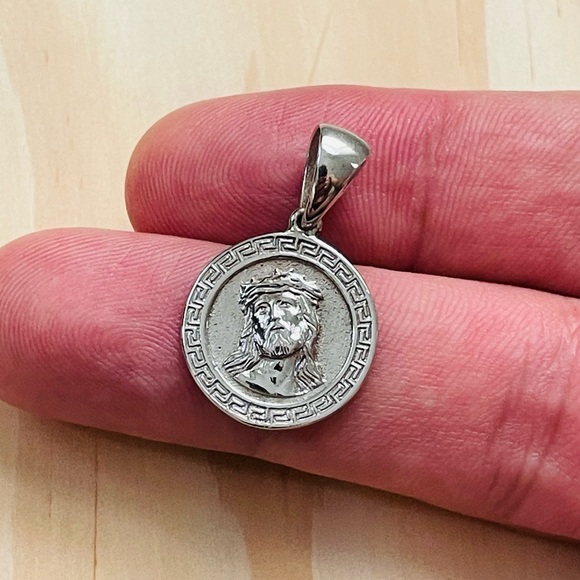 Vintage Jesus Pendant 10k White Gold - Picture 7 of 7